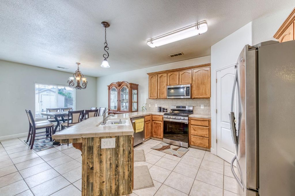 Image 11 of property listing at 1245 Northhill Street, Selma, CA 93662