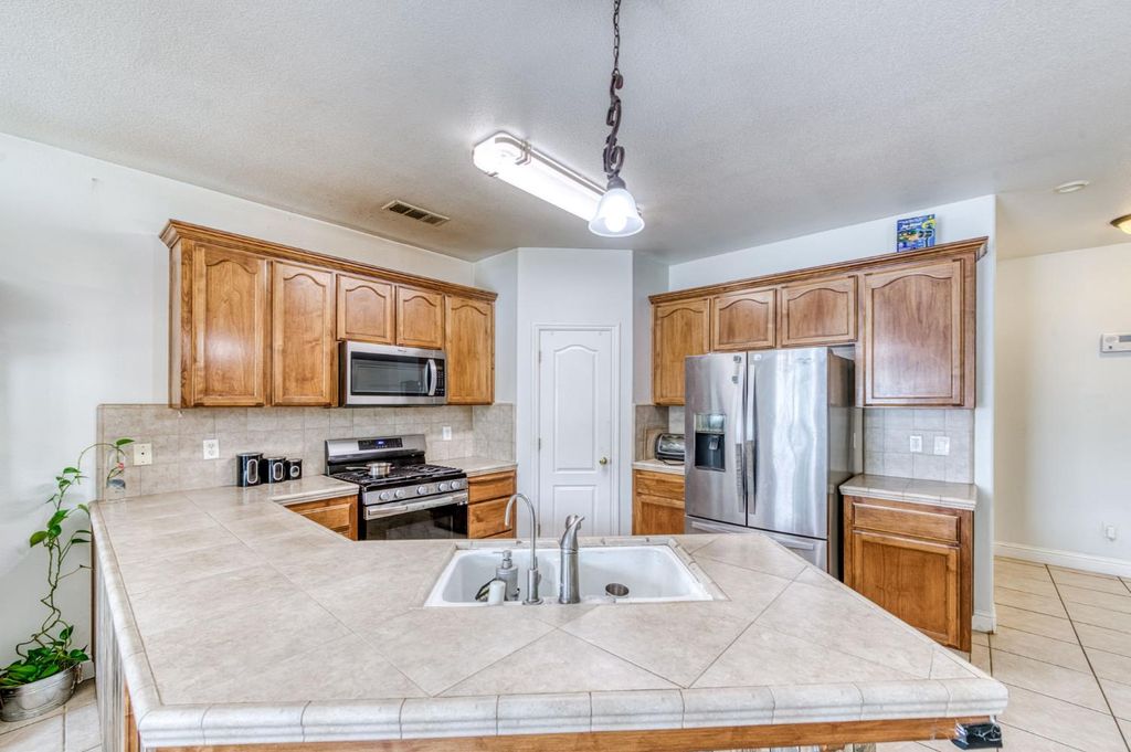 Image 12 of property listing at 1245 Northhill Street, Selma, CA 93662