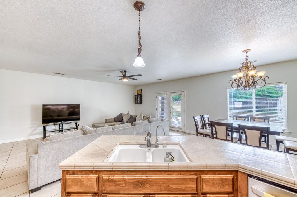 Image 13 of property listing at 1245 Northhill Street, Selma, CA 93662