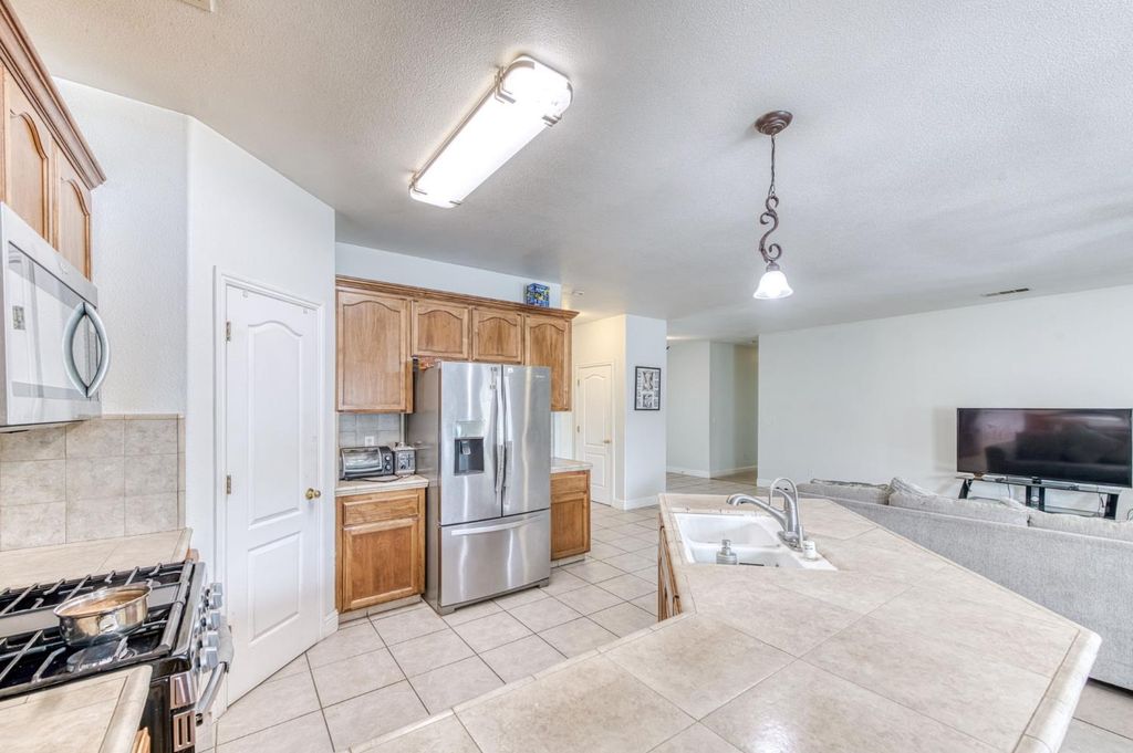 Image 15 of property listing at 1245 Northhill Street, Selma, CA 93662