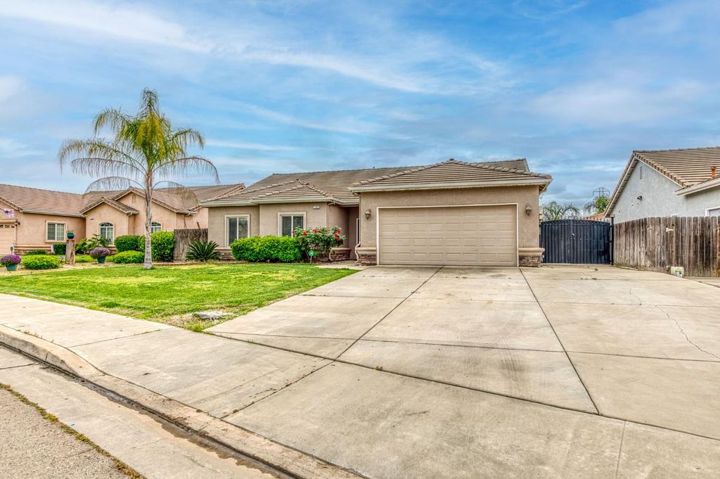 Image 3 of property listing at 1245 Northhill Street, Selma, CA 93662