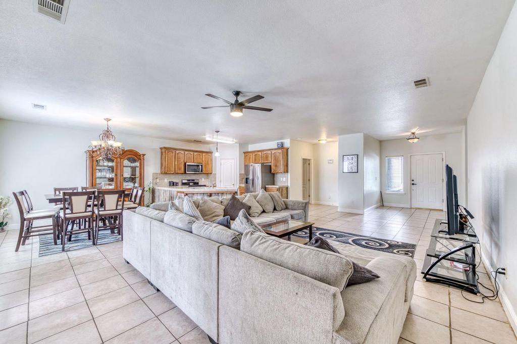 Image 8 of property listing at 1245 Northhill Street, Selma, CA 93662