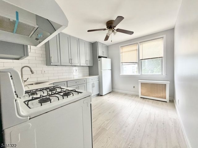 124 W 45Th St, Bayonne City, NJ 07002