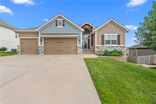 204 E Woodland Avenue, Lone Jack, MO 64070