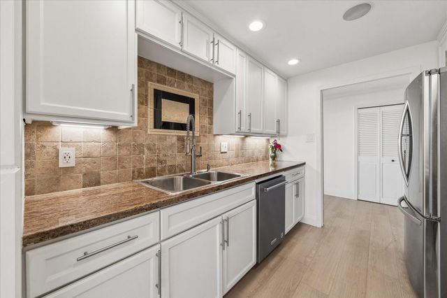 49 Briar Hollow Lane 1105, Houston, TX 77027