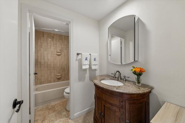 49 Briar Hollow Lane 1105, Houston, TX 77027