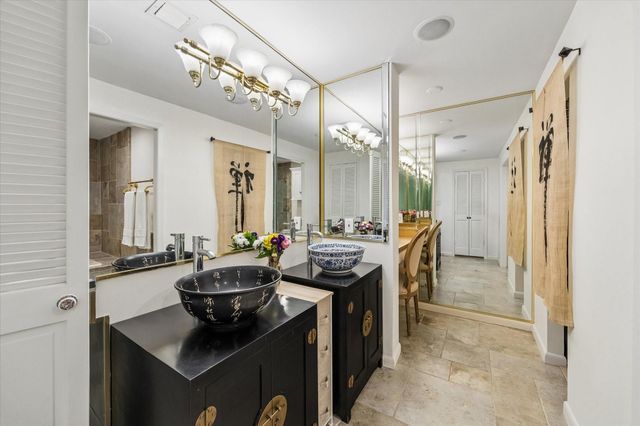 49 Briar Hollow Lane 1105, Houston, TX 77027
