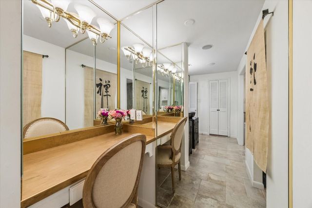 49 Briar Hollow Lane 1105, Houston, TX 77027