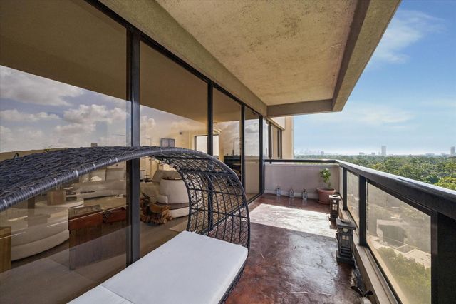 49 Briar Hollow Lane 1105, Houston, TX 77027