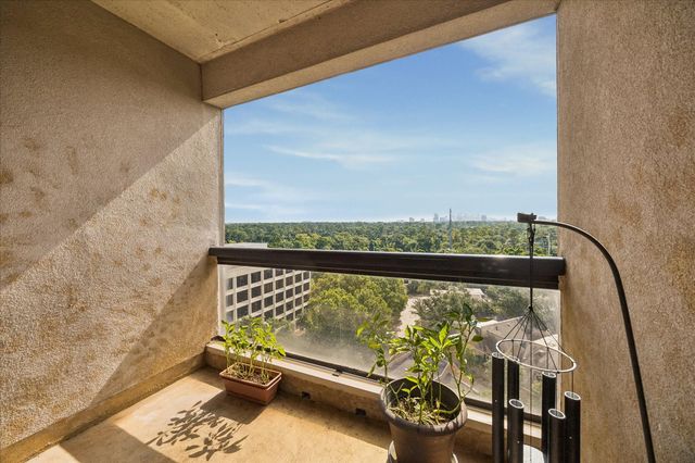 49 Briar Hollow Lane 1105, Houston, TX 77027