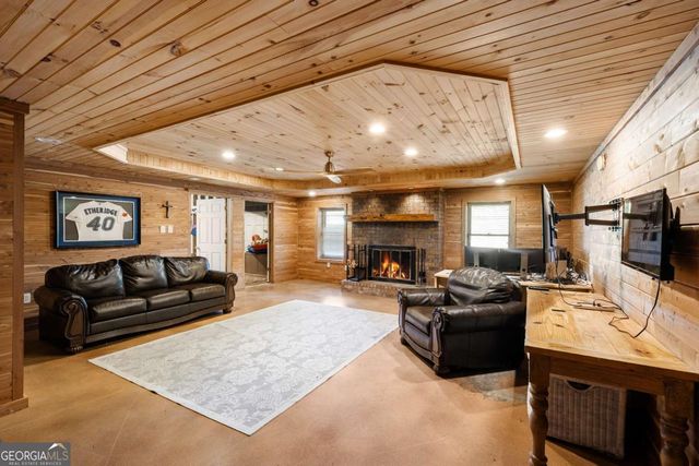 136 Hidden Lake Drive, Hull, GA 30646