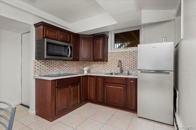 33 Hollowbrook Court N, Cortlandt Manor, NY 10567