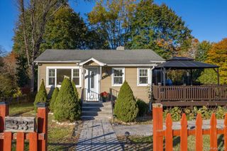 33 Hollowbrook Court N, Cortlandt Manor, NY 10567