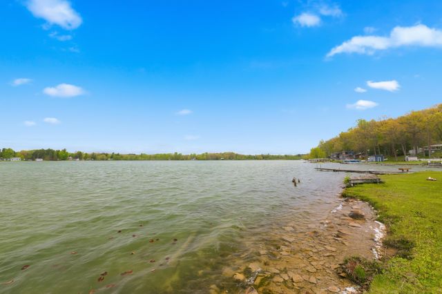 1196 Lakeview Drive, Brooklyn, MI 49230