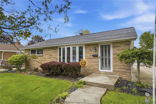 39 S Irwinwood Road, Lancaster, NY 14086