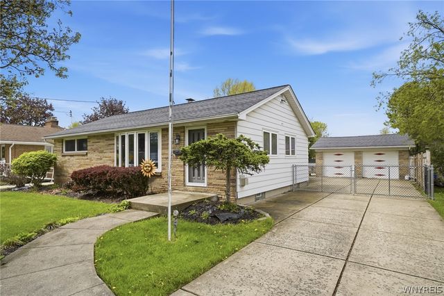 39 S Irwinwood Road, Lancaster, NY 14086
