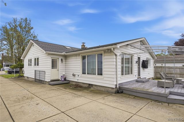 39 S Irwinwood Road, Lancaster, NY 14086
