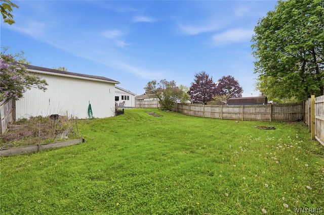 39 S Irwinwood Road, Lancaster, NY 14086