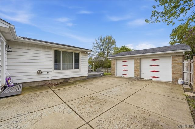 39 S Irwinwood Road, Lancaster, NY 14086