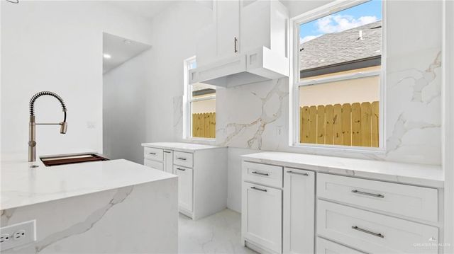 2901 Rosalinda Street, Edinburg, TX 78542