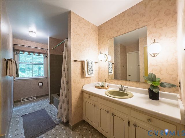 115 Flintlock Dr, Colonial Heights, VA 23834