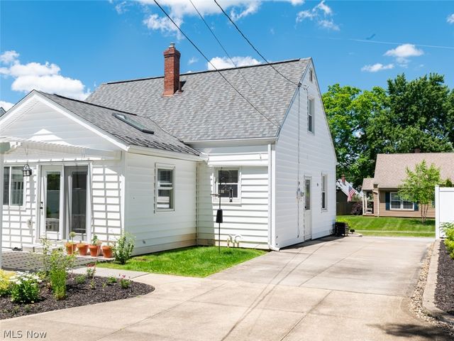 2268 Parkview Drive, Cuyahoga Falls, OH 44223