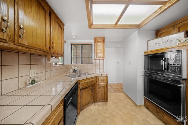 11216 Aimee Way, Bakersfield, CA 93312