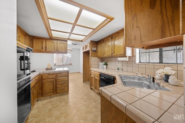 11216 Aimee Way, Bakersfield, CA 93312