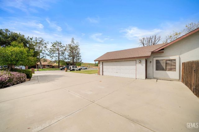 11216 Aimee Way, Bakersfield, CA 93312