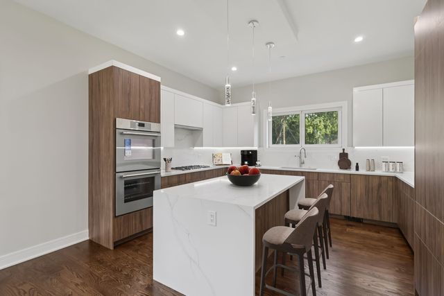 1744 Walnut Circle, Northbrook, IL 60062