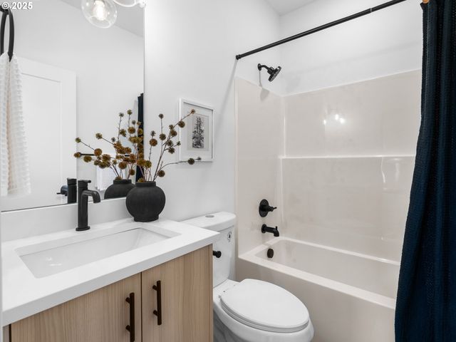 1873 Se Tacoma St, Portland, OR 97202