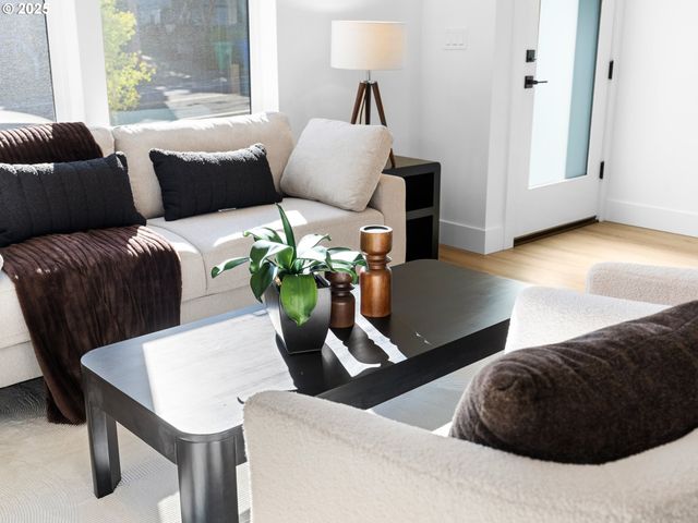 1873 Se Tacoma St, Portland, OR 97202