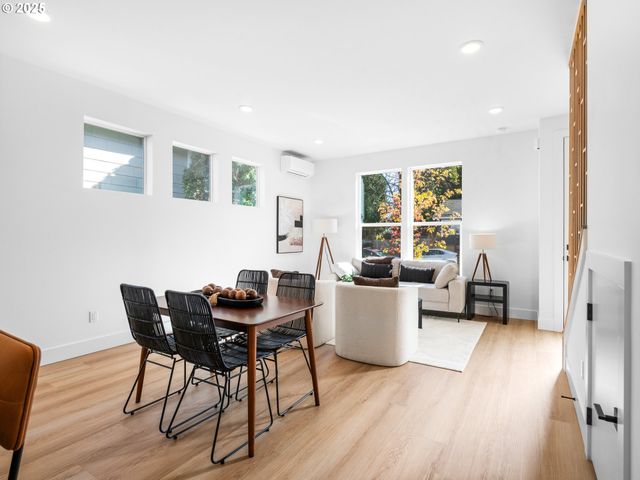 1873 Se Tacoma St, Portland, OR 97202