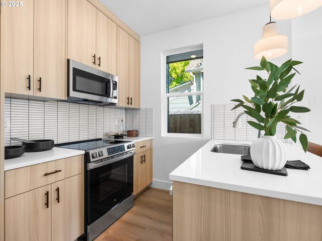 1873 Se Tacoma St, Portland, OR 97202