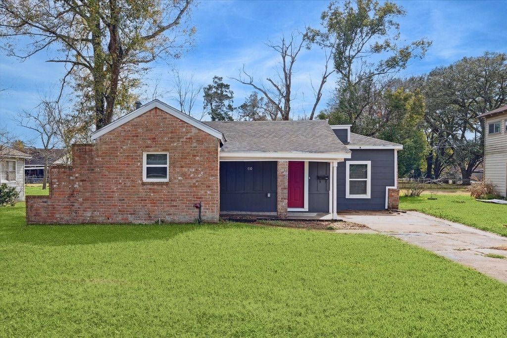 710 E Magnolia Street, Angleton, TX 77515