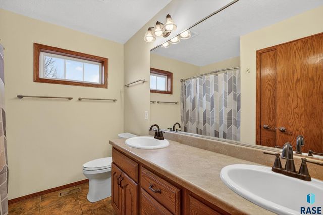 1203 N Fir Pl Place, Sioux Falls, SD 57107