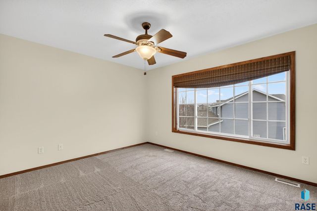 1203 N Fir Pl Place, Sioux Falls, SD 57107