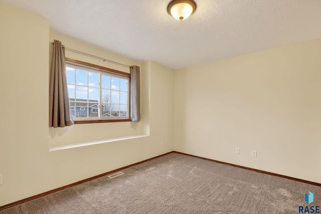 1203 N Fir Pl Place, Sioux Falls, SD 57107