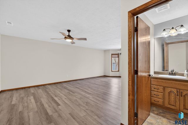 1203 N Fir Pl Place, Sioux Falls, SD 57107