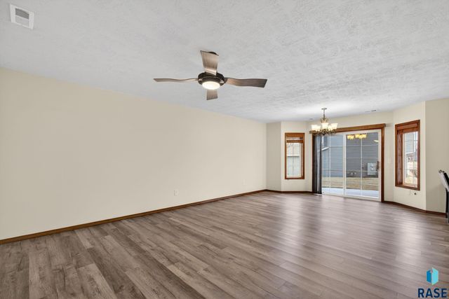 1203 N Fir Pl Place, Sioux Falls, SD 57107