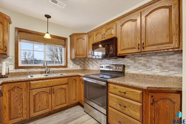 1203 N Fir Pl Place, Sioux Falls, SD 57107