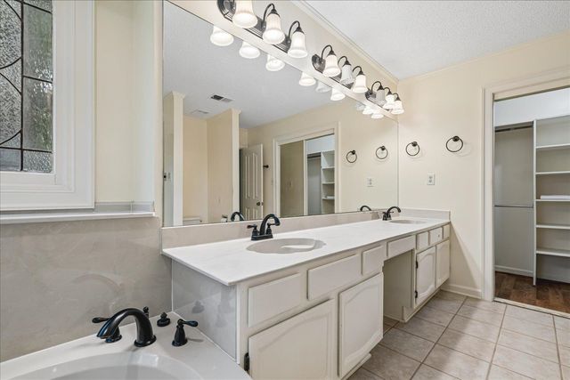 8685 CHRIS SUZANNE CIR, Memphis, TN 38018