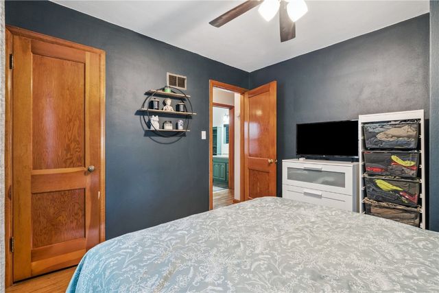 186 22nd Ave SW, Cedar Rapids, IA 52404