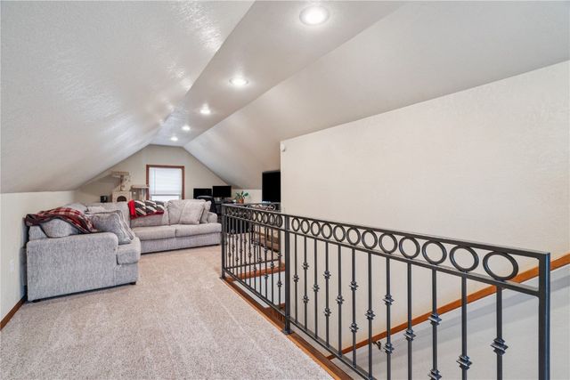 186 22nd Ave SW, Cedar Rapids, IA 52404