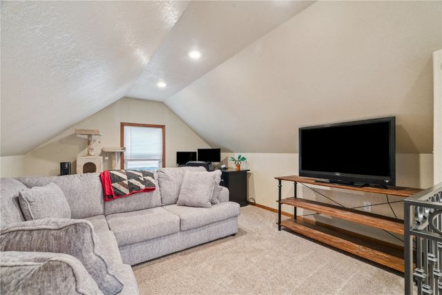 186 22nd Ave SW, Cedar Rapids, IA 52404