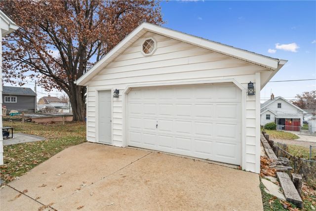 186 22nd Ave SW, Cedar Rapids, IA 52404