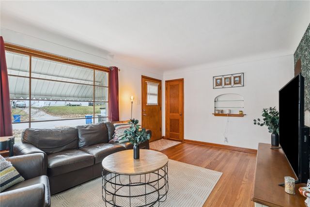 186 22nd Ave SW, Cedar Rapids, IA 52404