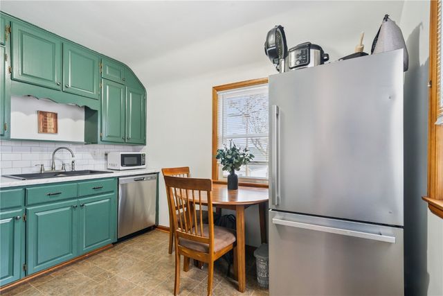 186 22nd Ave SW, Cedar Rapids, IA 52404