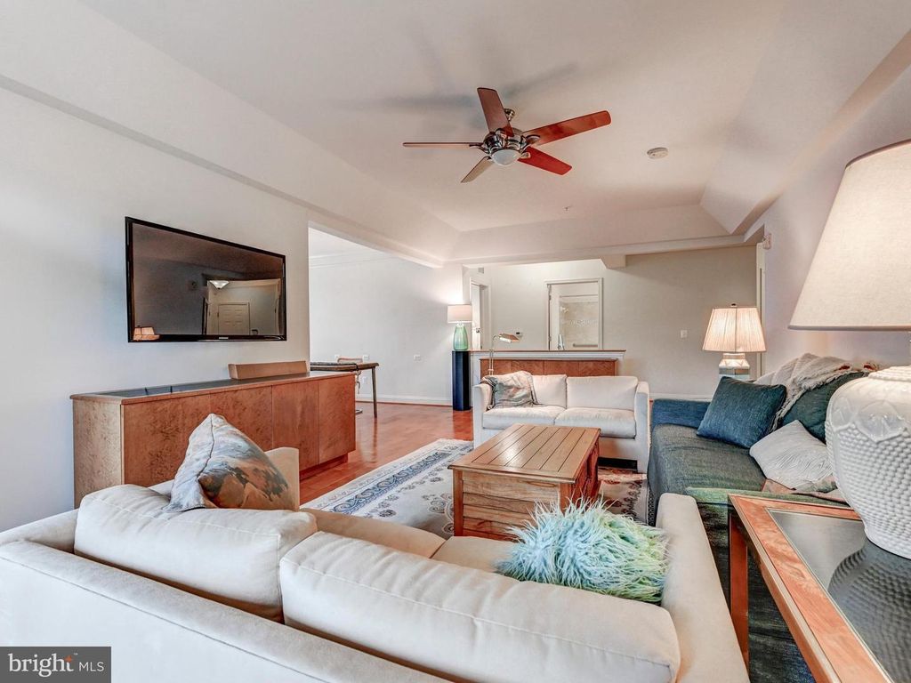Image 8 of property listing at 7300 TRAVERTINE DR #303, Baltimore, MD 21209