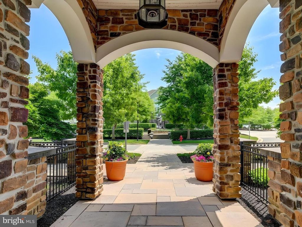 Image 2 of property listing at 7300 TRAVERTINE DR #303, Baltimore, MD 21209